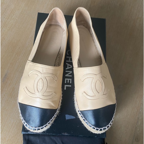 CHANEL
Interlocking CC Logo Leather Espadrilles - Picture 7 of 15